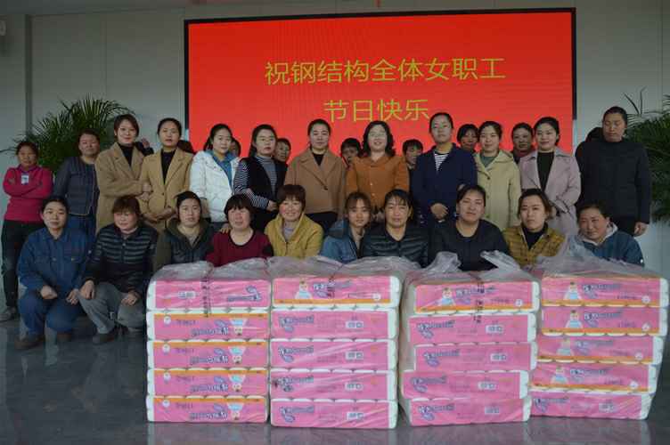 为女职工发放纪念品_副本.jpg